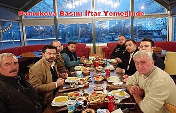 Pamukovalı Gazeteciler İftar yemeğinde başkanla bir araya geldiler.