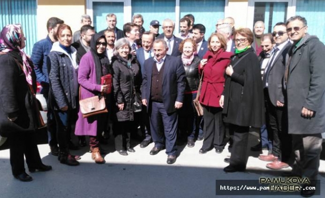 Pamukova CHP Milletvekillerinin ilgi odağı oldu.