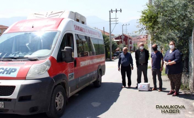 CHP Vatandaşlara yardım dağıtmaya devam ediyor.