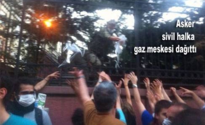 Asker Taksim'de halka gaz maskesi dağıttı