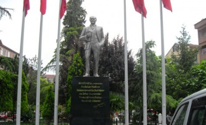 Atatürk Büstü yeni yerine taşındı.