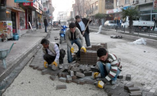 Bozulan yolların onarımına başlandı.