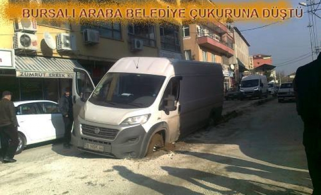 Bursa Plakalı Araba Belediye Çukuruna Düştü.