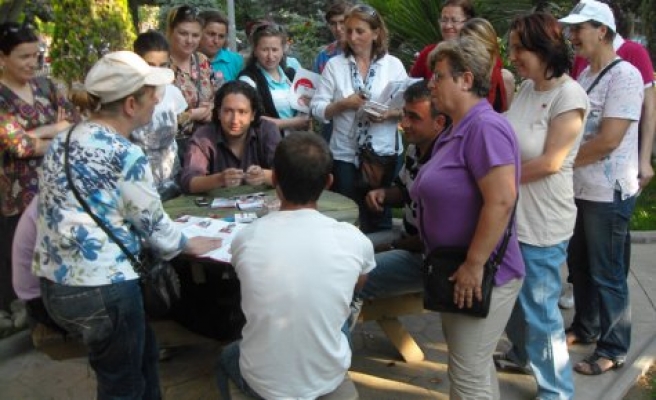 CHP li bayanlar Pamukova da seçim çalışması yaptılar