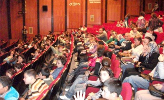 Cumhuriyet ve 75. Yıl öğrencileri tiyatro seyretmek için İzmit e gittiler