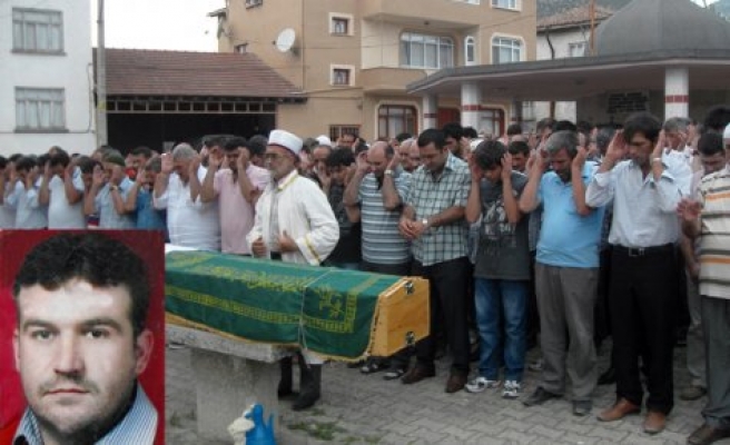 Devrilen arabasının altında kalarak hayatını kaybeden Ahmet Şahinoğlu bugün toprağa verildi.