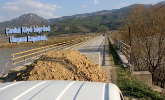 Geyve ile Pamukova’yı bağlayan Çardak Köyü köprüsü ulaşıma kapatıldı. 