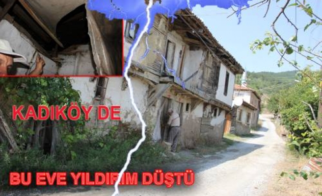 Kadıköy de tarihi eve yıldırım düştü.