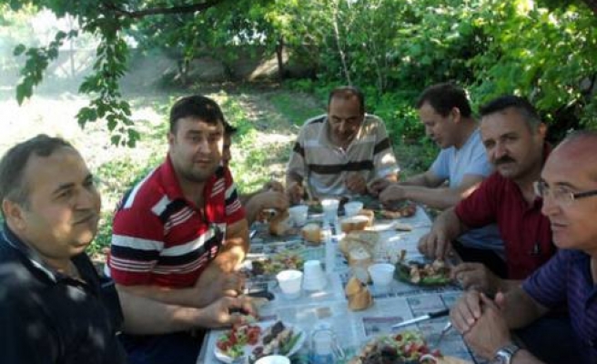 Kadıköy muhtarı misafirlerini yazlığında ağırladı.