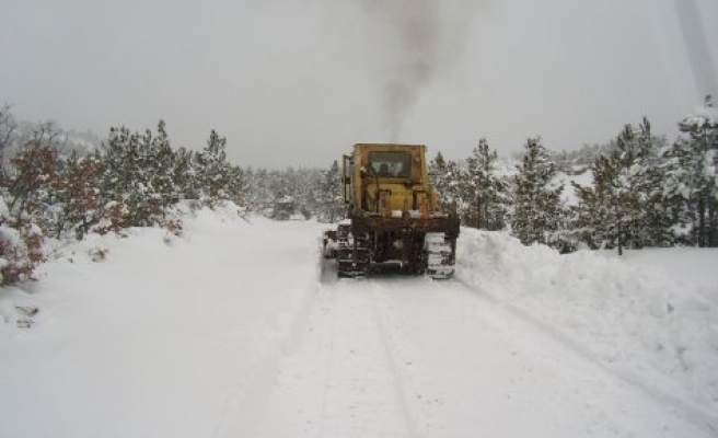 Kardan kapanan köy yolları açıldı.