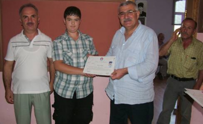Kuşak terfi eden karatecilere diplomalarını belediye başkanı verdi.