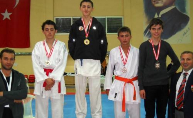 Metin Tesisleri Karate takımı 33 madalya kazandı.