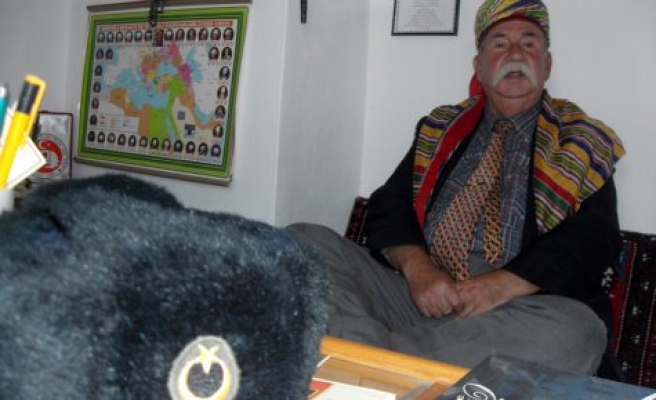 Nuri Karabacak, Catı katında oluşturduğu odasında huzur buluyor