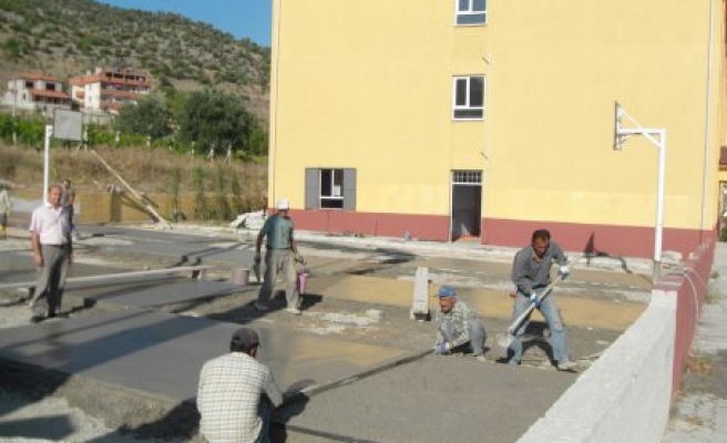 Otoyol yapım şirketinden okul bahçesine beton