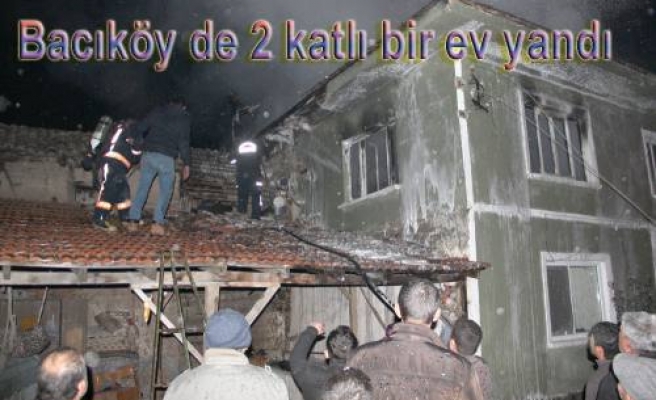 Pamukova Bacı köy Mahallesinde 2 katlı ev yandı.