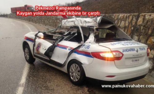 Pamukova Bilecik sınırında  Jandarma Ekibine tır çarptı. 2 astsubay yaralandı.