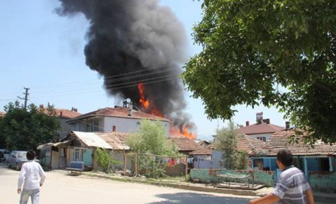 Pamukova da çıkan yangında itfaiye gelmese diğer evlerde yanacaktı.