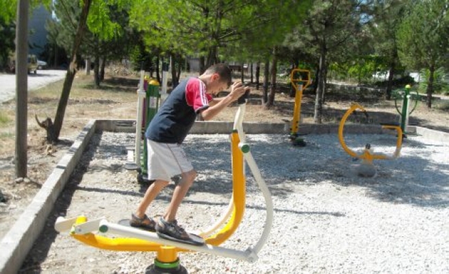 Parklara fitnes jimnastik aletleri kuruluyor