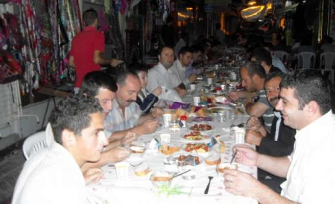Ülkü Ocakları'nın geleneksel iftar yemeği çarşı da verildi