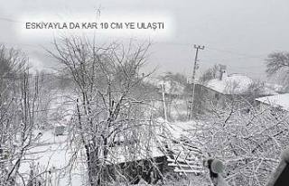 Pamukova Eskiyayla Mahallesine 10 cm kadar kar yağdı.