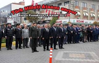 Pamukova’da İstiklal Marşı söylenirken Bayrağı...