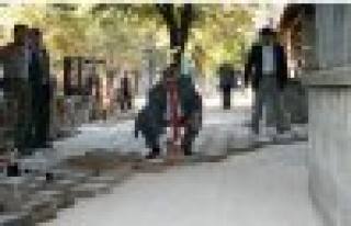 Bozulan yollara yeni parke taşı döşenmeye başlandı.