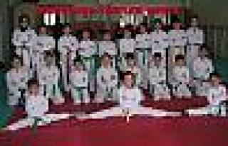 Pamukovalı 21 Karateci bir üst kuşağa terfi etti.