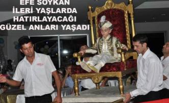 Gürevinlerin mutlu günü. Torunları Efe adamlığa adım attı. 