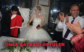 Nikahtan sora ilk Türk Bayrağını öptüler.